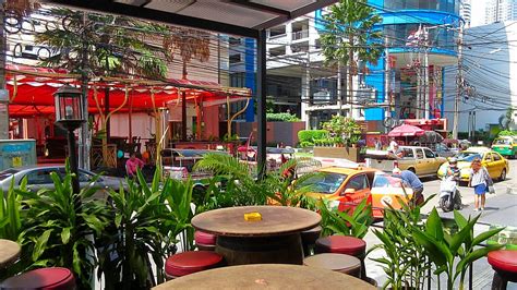 Restaurants & Bars Sukhumvit 11 .
